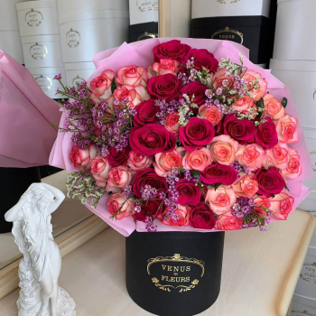 Микс с малиновыми розами - 51 шт.