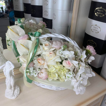 Микс с французскими розами в корзине - 57 шт.