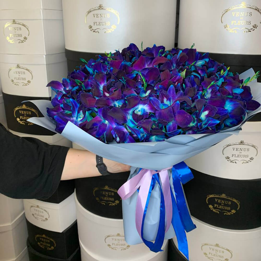 Синие орхидеи в букете от 29 шт.