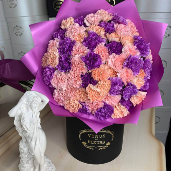 51 разноцветная гвоздика в букете