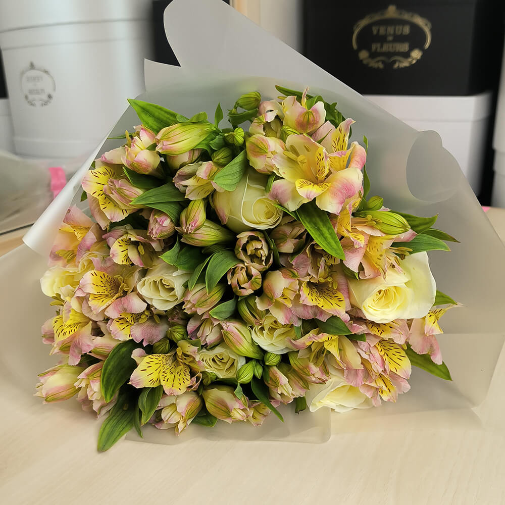 Альстромерии с розами - 17 шт.