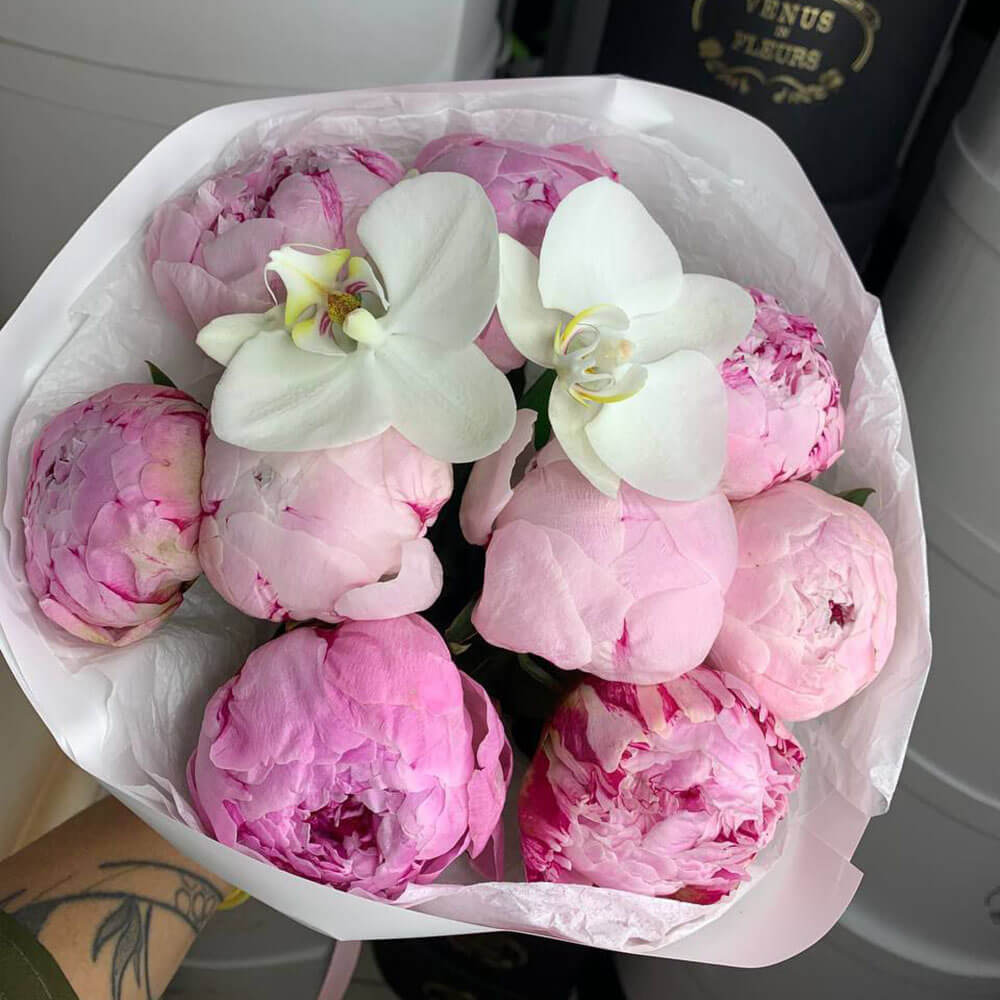 9 розовых пионов с орхидеей в букете 