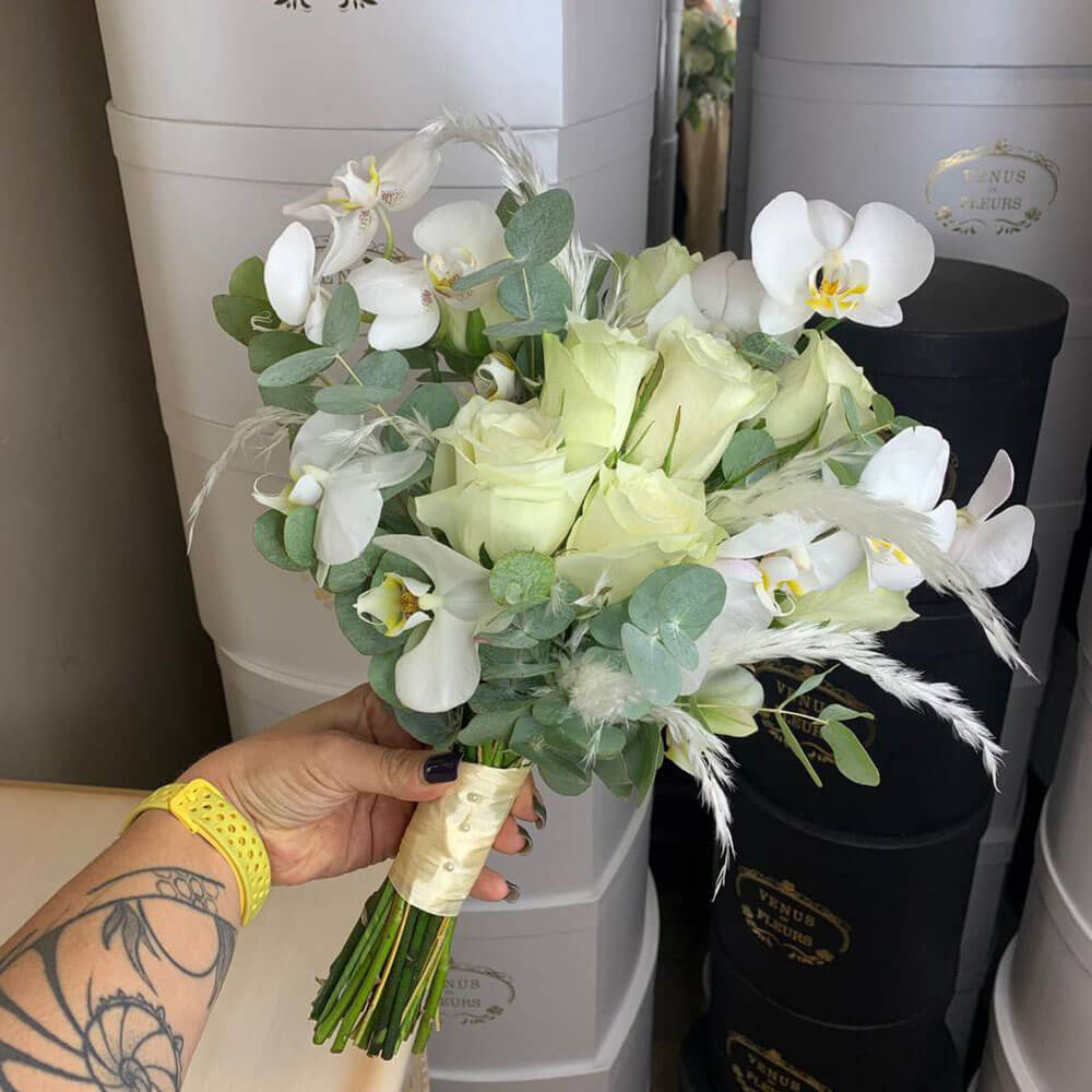 Стильный букет невесты из роз