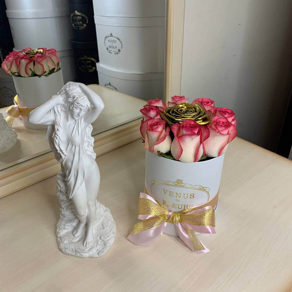 9 розовых роз с золотой в коробке