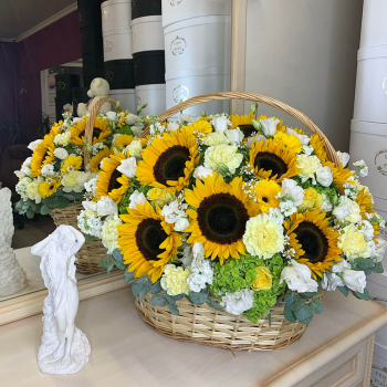 Большая корзина с подсолнухами - 131 шт.