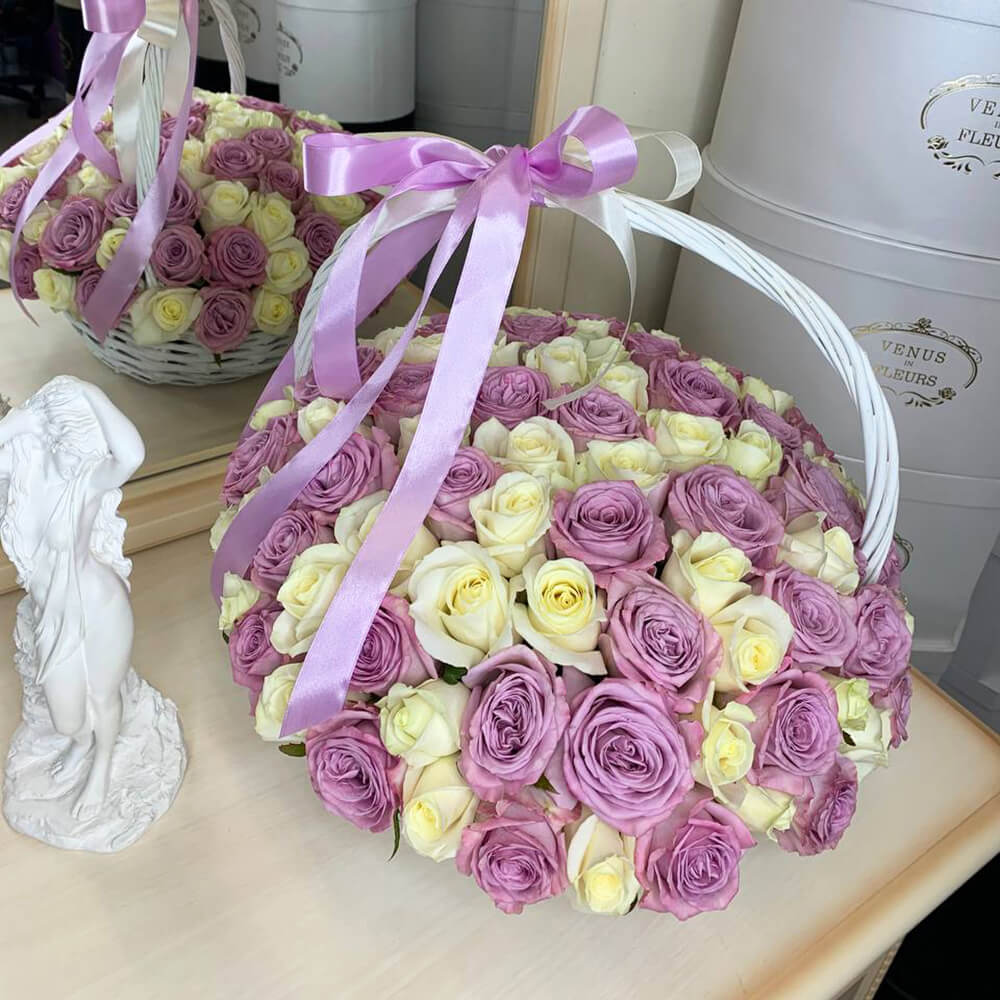 Бело-фиолетовые розы в корзине от 51 шт.