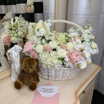 Микс с хризантемами в корзине - 55 шт.