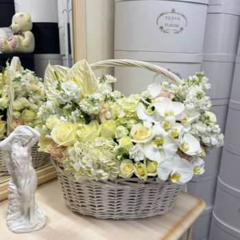 Розы с орхидеями в корзине - 45 шт.