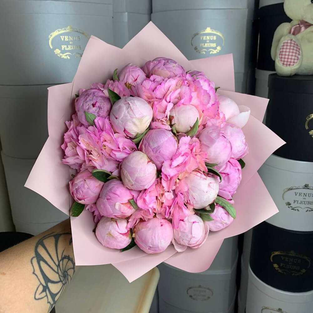 19 розовых пионов с гортензиями в букете