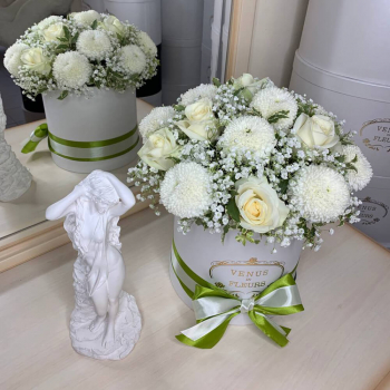 Белые хризантемы с гипсофилой Белые хризантемы с гипсофилой