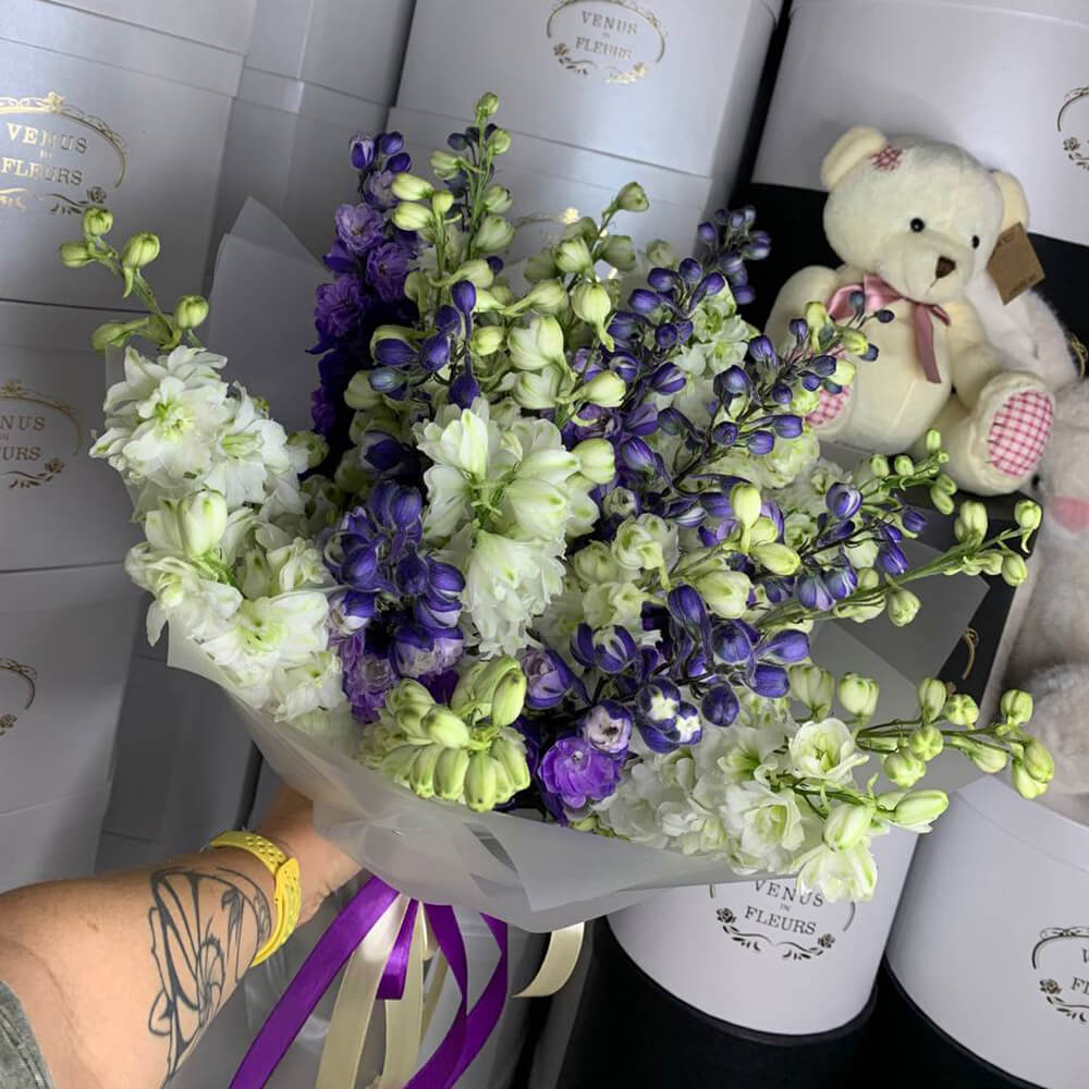 29 разноцветных дельфиниумов в букете