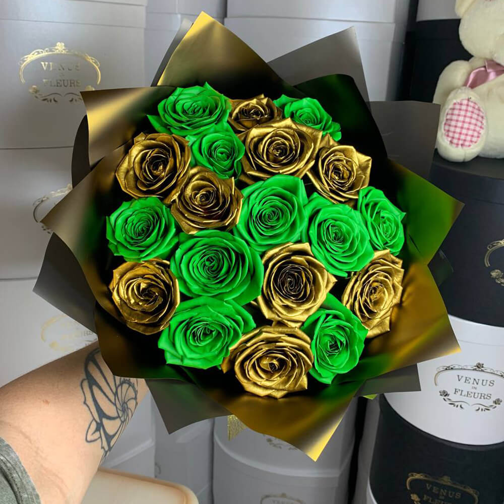 19 зелено-золотых роз в букете