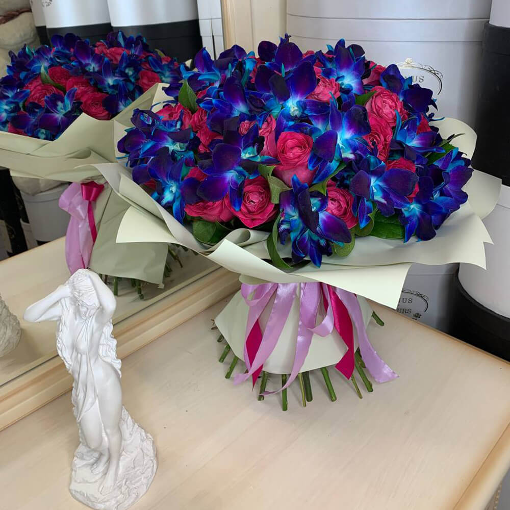 Малиновые розы с орхидеями в букете - 51 шт.