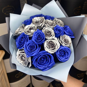 19 сине-серебряных роз в букете