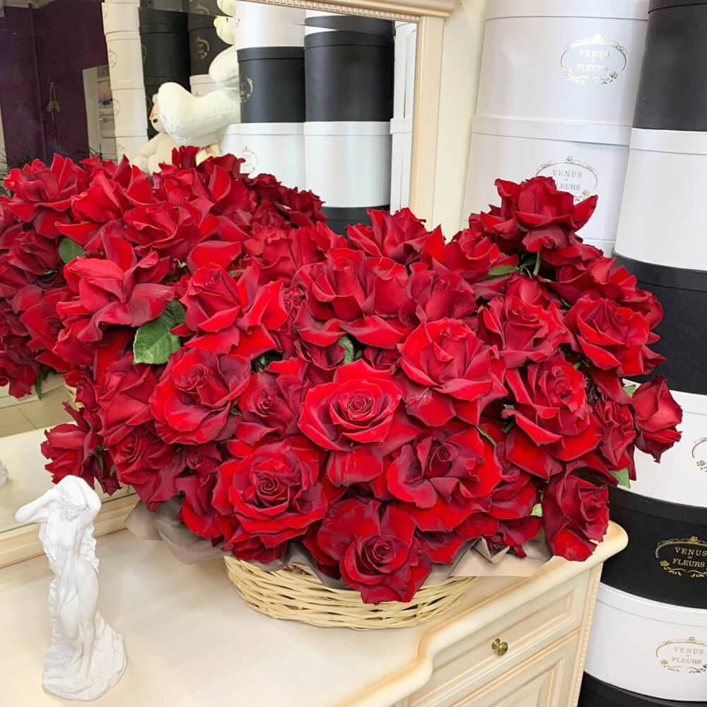 Красные французские розы в корзине от 25 шт.