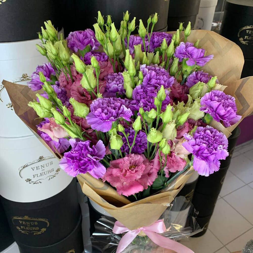 Эустомы с гвоздикой - 29 шт.