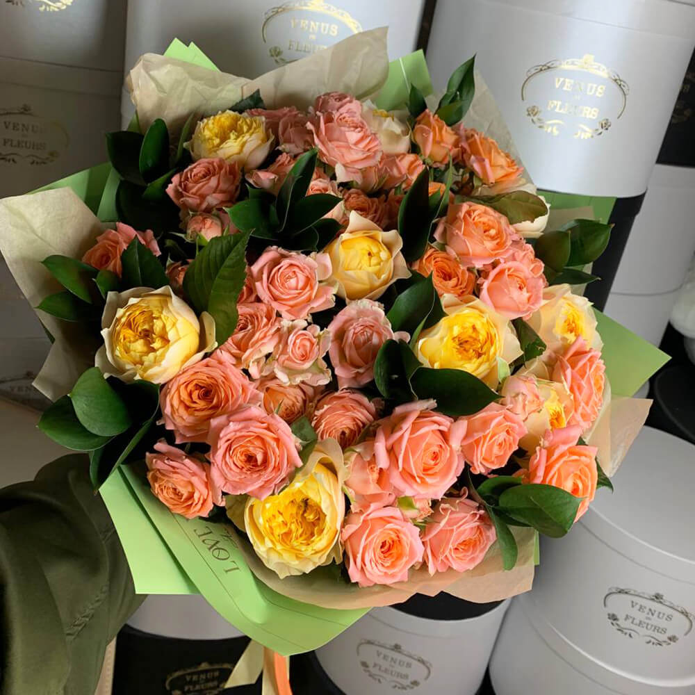 Микс из кустовых и пионовидных роз - 19 шт.