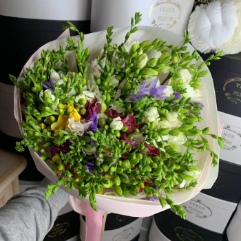 101 фрезия микс в букете