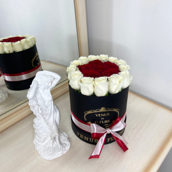 Красные розы с окантовкой от 19 шт. Красные розы с окантовкой от 19 шт.