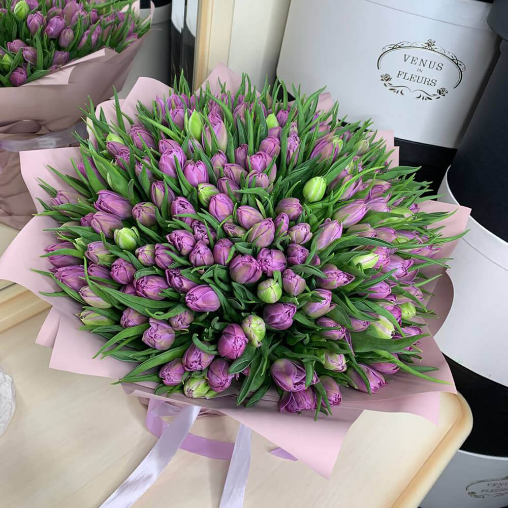 201 сиреневый тюльпан в букете