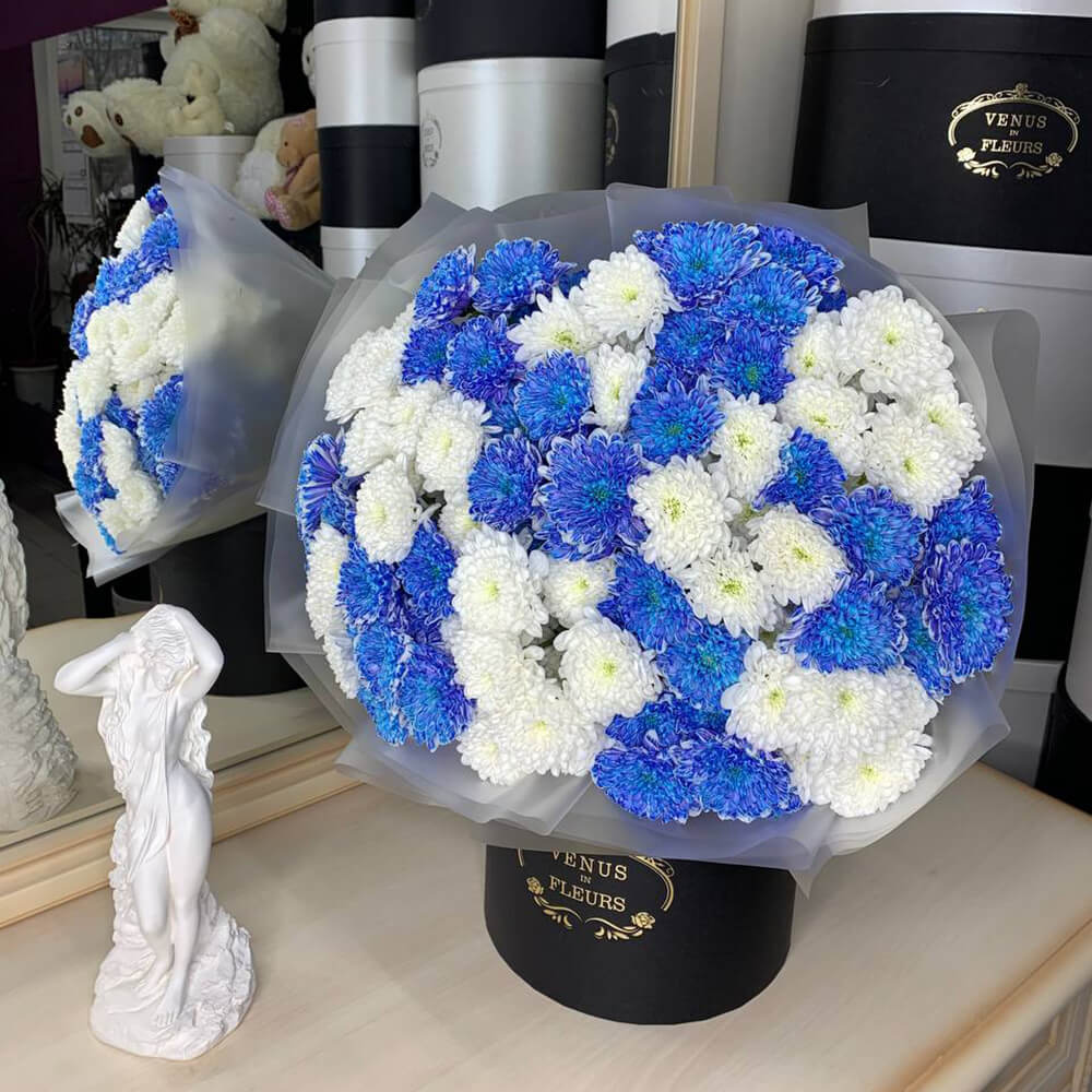 19 бело-синих кустовых хризантем в букете