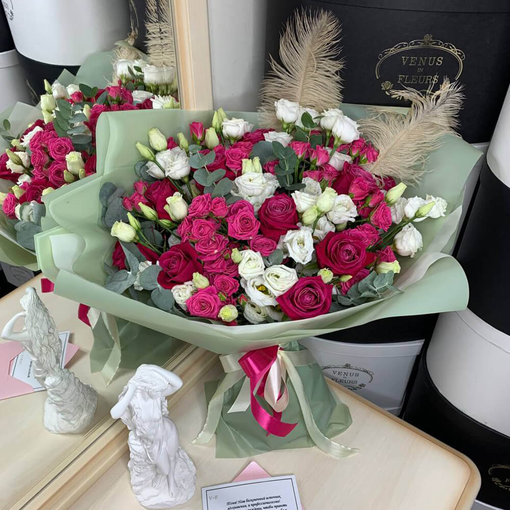 Авторский букет с малиновыми розами - 29 шт.