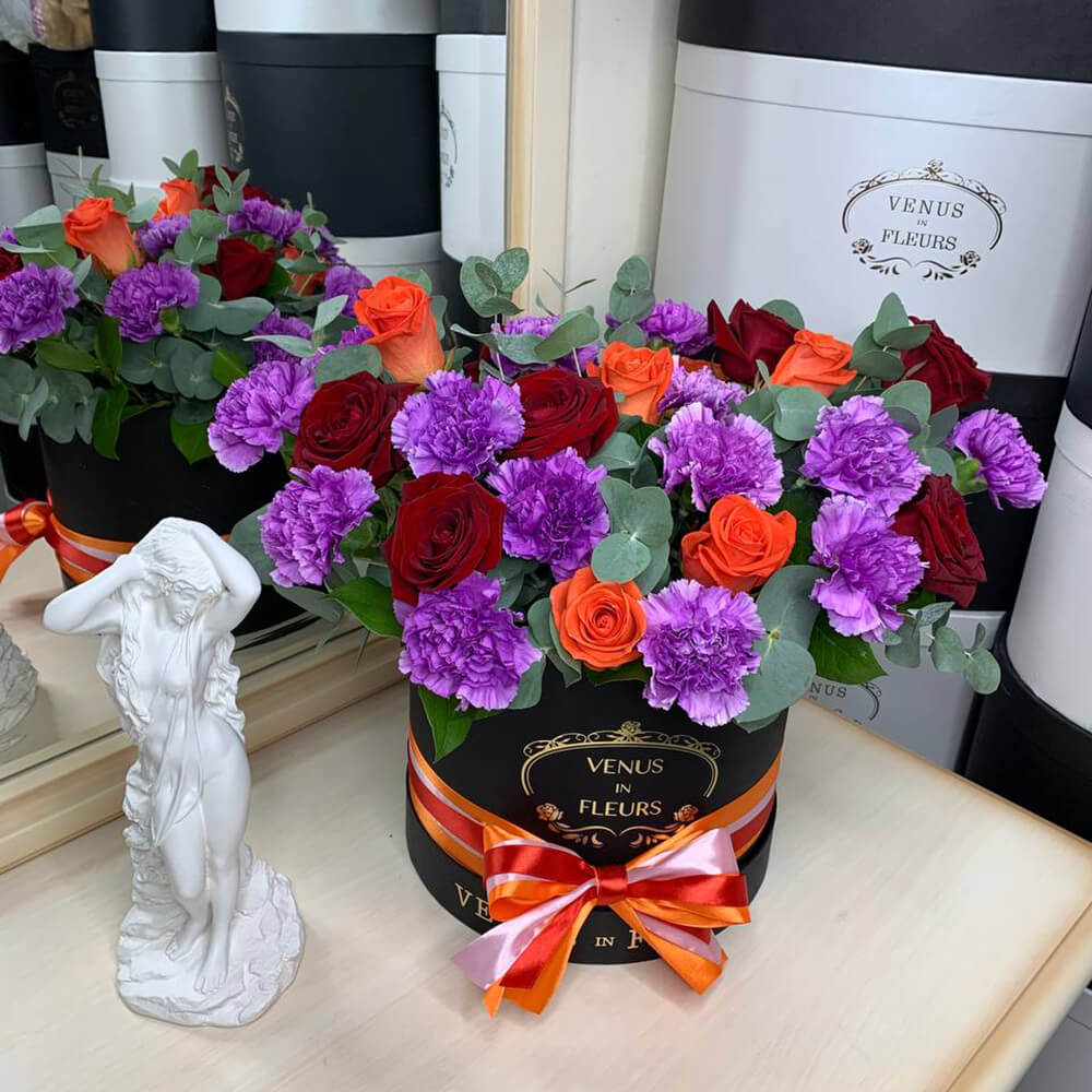 Микс из фиолетовых гвоздик с розами - 29 шт.