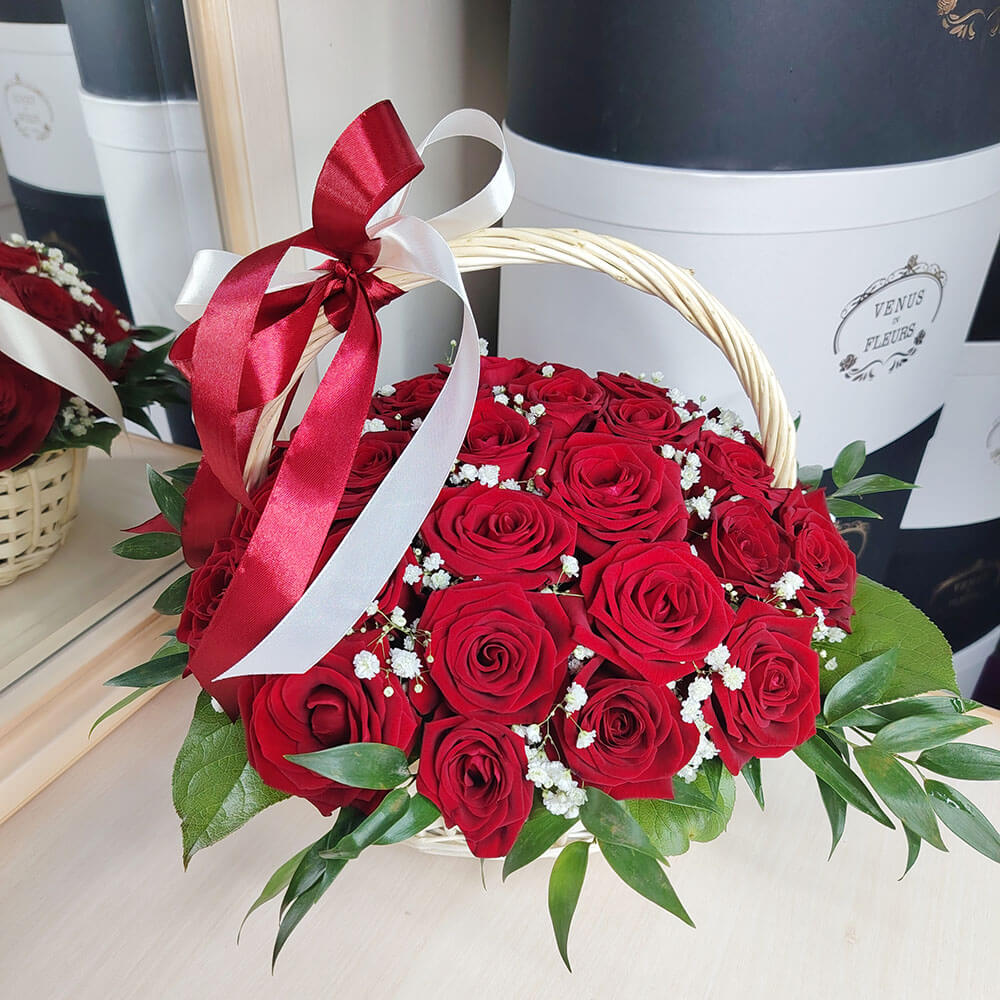 25 красных роз с гипсофилой в корзине