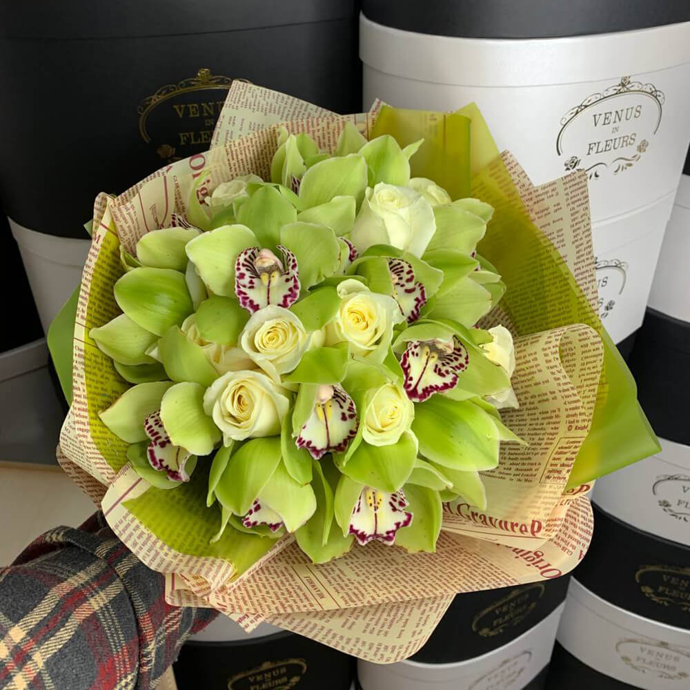 Зеленые орхидеи с розами - 19 шт.