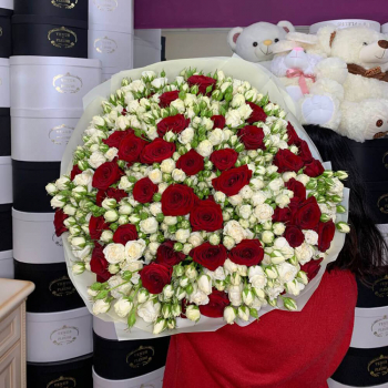 Большой букет из эустом с розами - 81 шт.