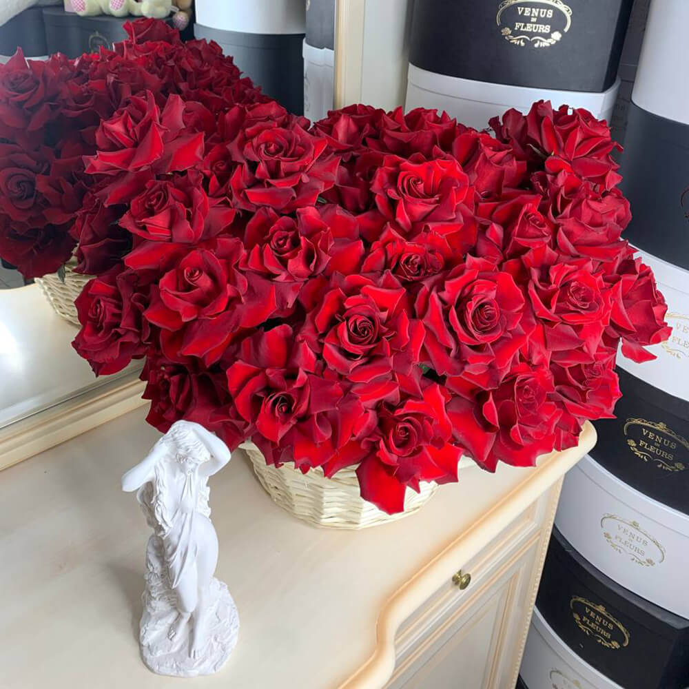 51 красная французская роза в корзине