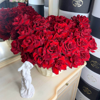 51 красная французская роза в корзине
