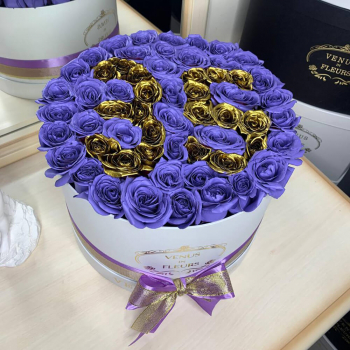 Фиолетовые розы с золотой датой от 51 шт.