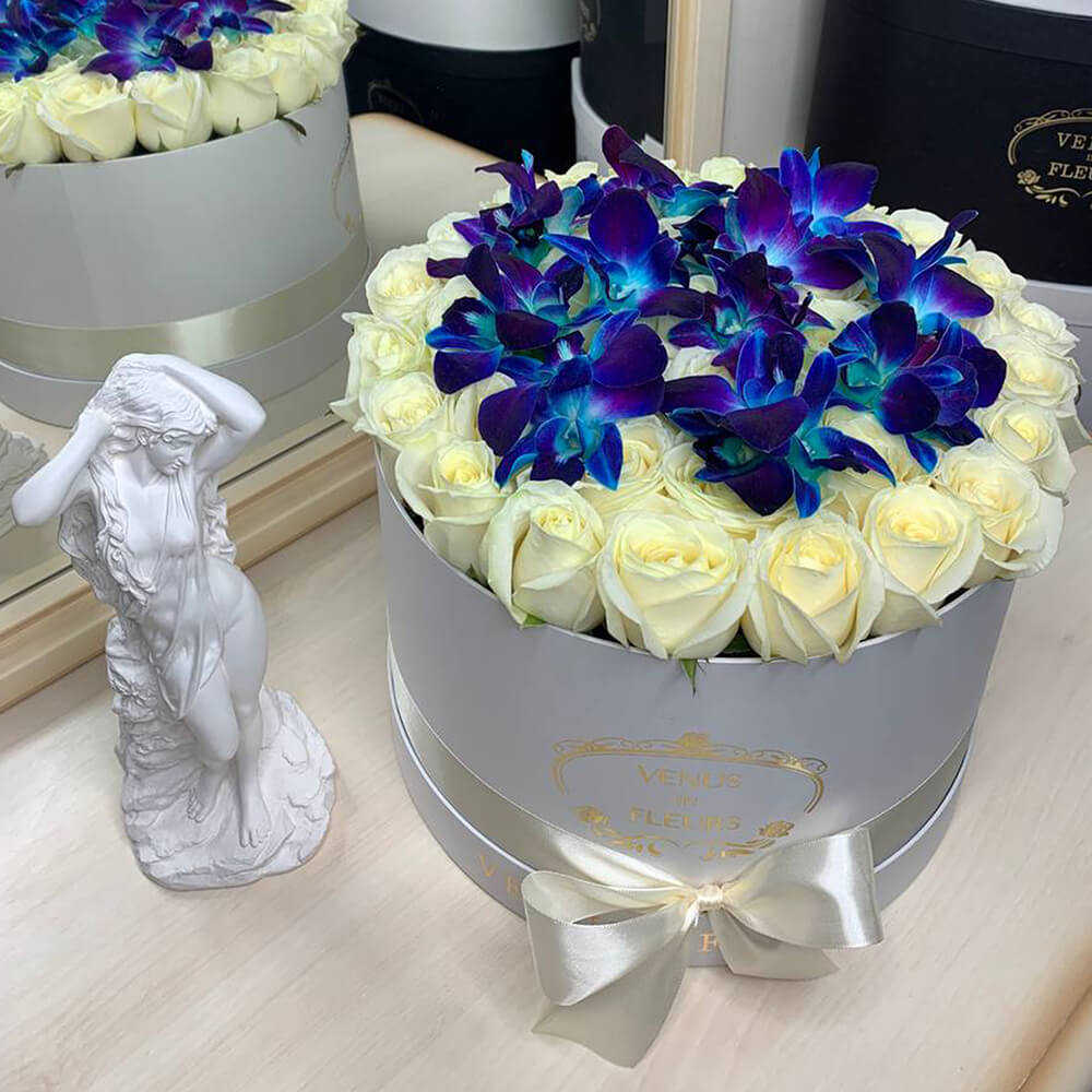 51 белая роза с орхидеями в коробке