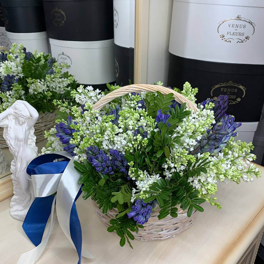 Корзина белой сирени с гиацинтами - 55 шт.