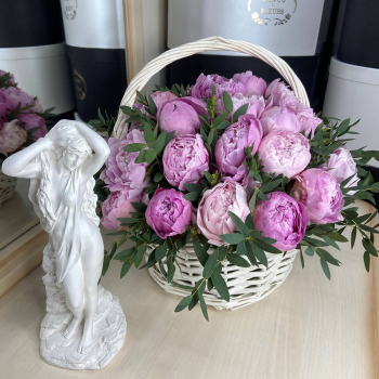Розовые пионы в корзине - 19 шт.