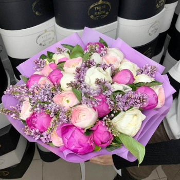 Микс из ранункулюсов, пионов и сирени - 39 шт.