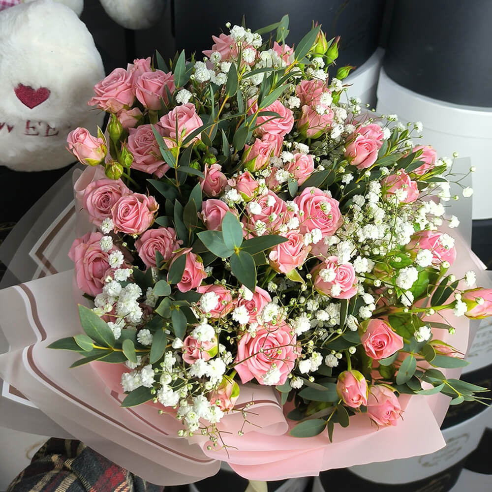 Кустовые розы с гипсофилой - 11 шт.