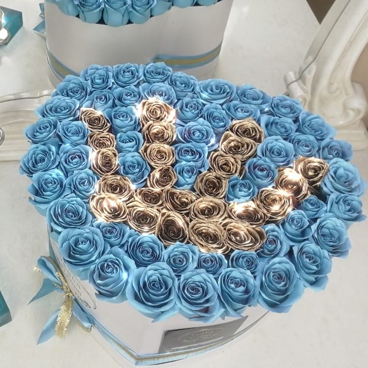 Голубые розы с короной - 81 шт.