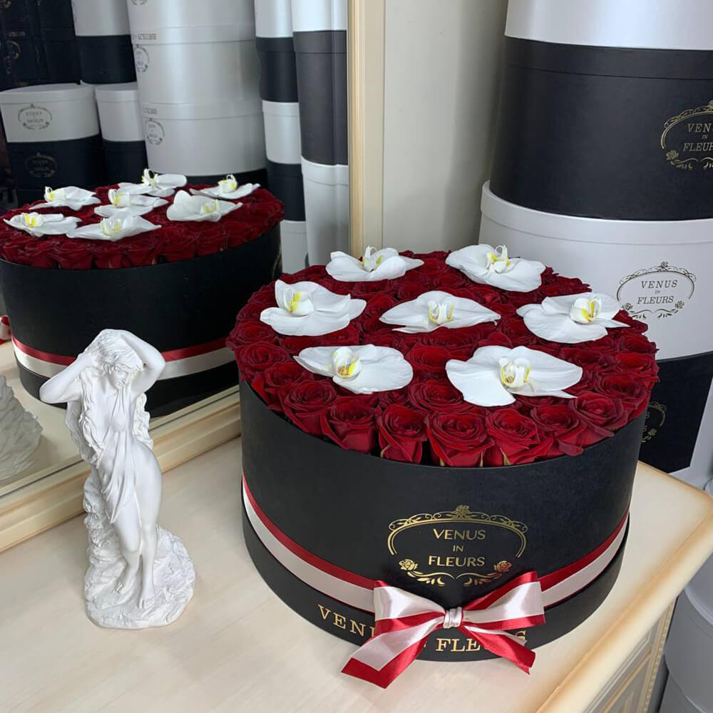 101 красная роза с орхидеями