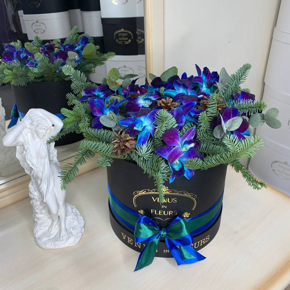Новогодний букет с синими орхидеями - 19 шт.