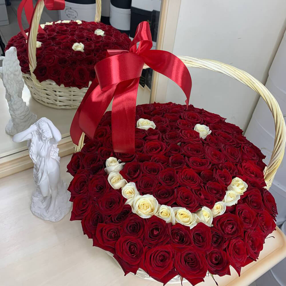 101 красная роза с улыбкой в корзине