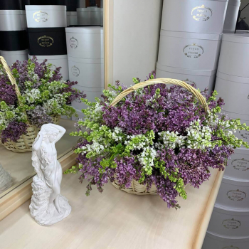 Бело-розовая сирень в корзине - 51 шт.