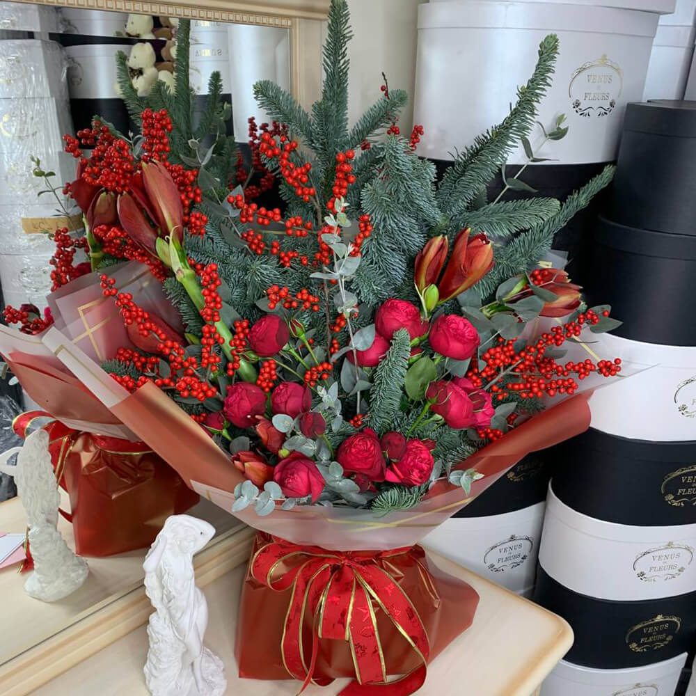 Новогодний букет с пионовидными розами - 29 шт.