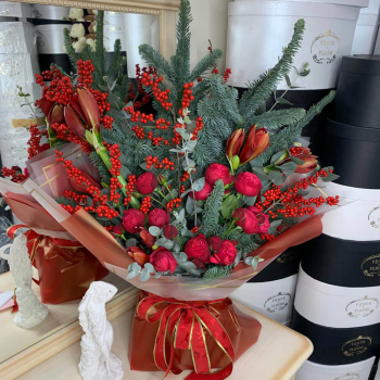 Новогодний букет с пионовидными розами - 29 шт.