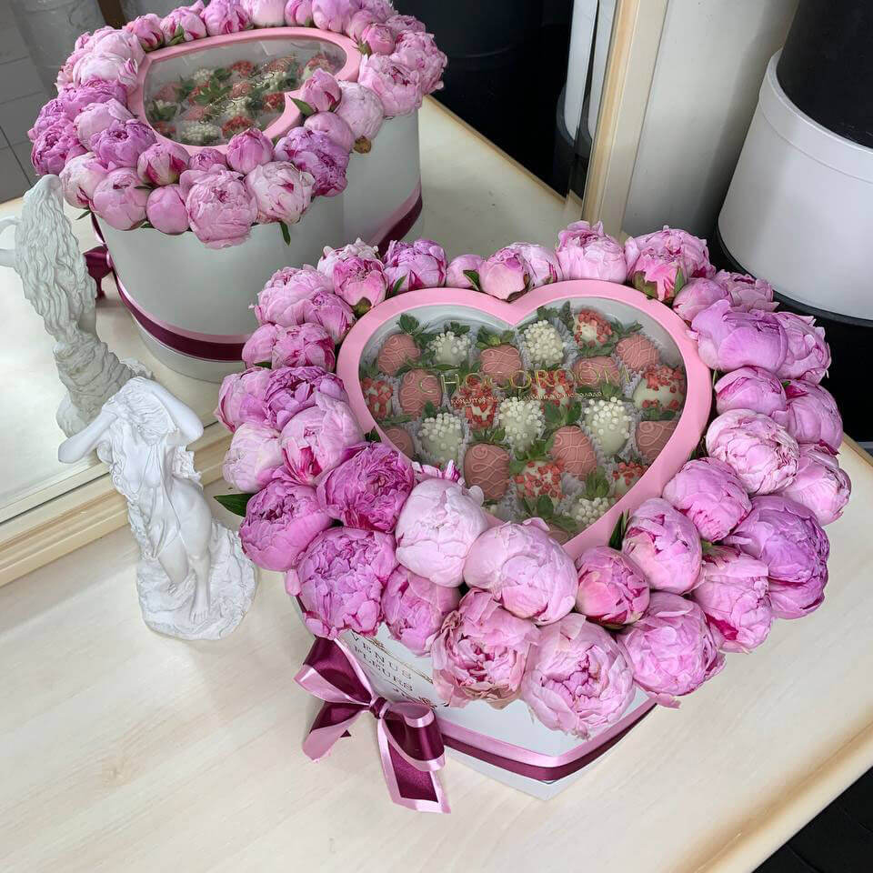 Пионы с клубникой в шоколаде - 75 шт.