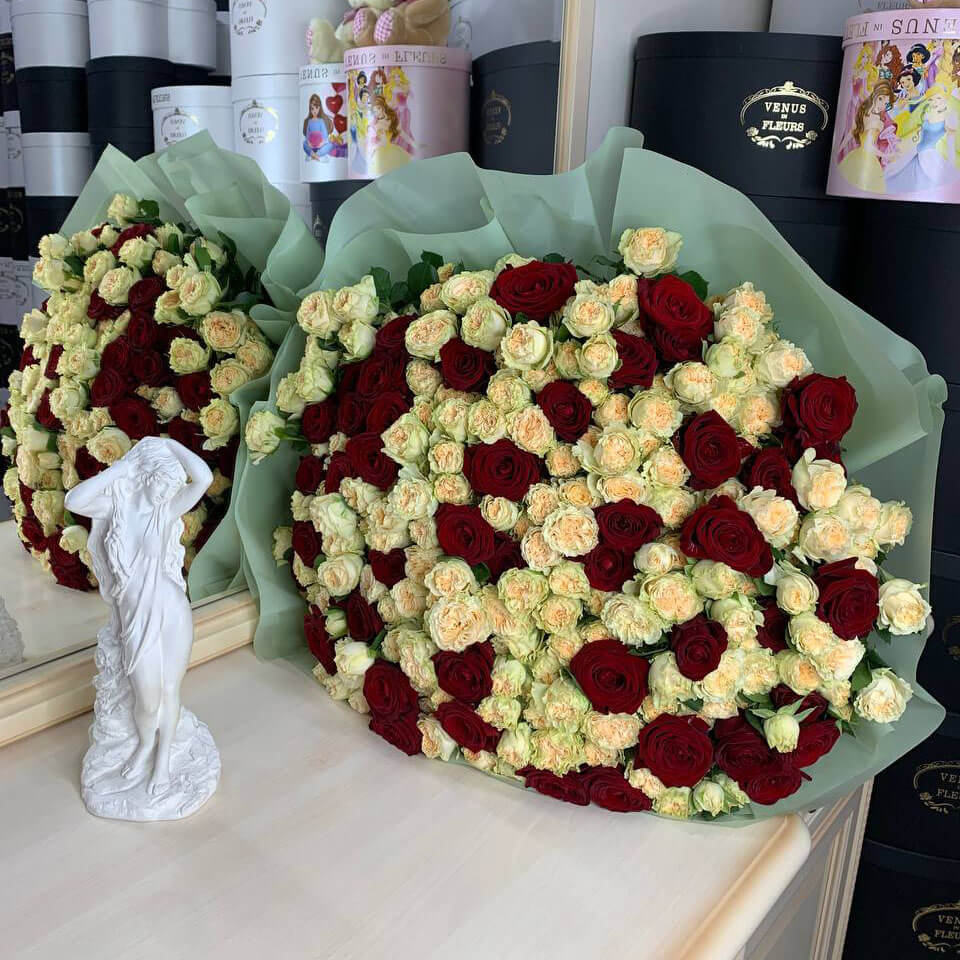 Красные розы с кустовыми в букете от 29 шт.