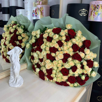 101 красная роза с кустовыми в букете