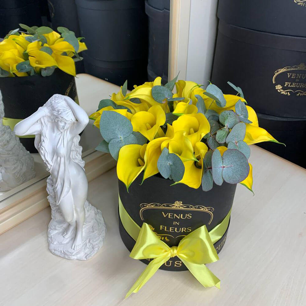 Желтые каллы в коробке - 19 шт.