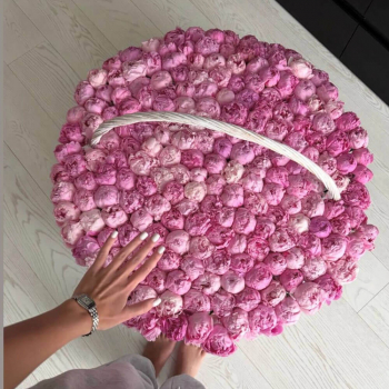 Пионы в корзине от 51 шт.